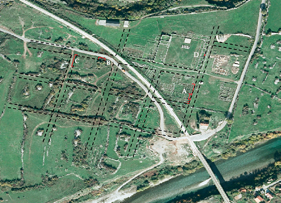 Annotated aerial view of Doclea showing in red the ancient structures overlapping the layout of Roman roads, confirming the continuity and transformation of the urban space over time.