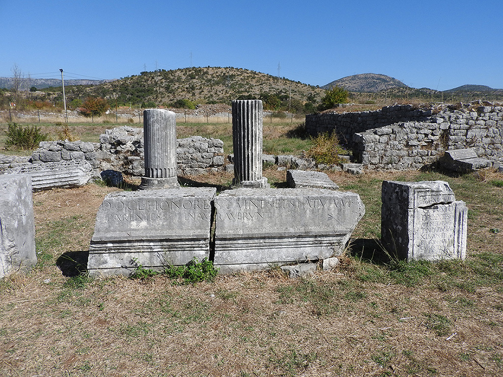 Photograph of a stone architrave bearing an inscription dedicated to Flavius Balbinus, a Roman emperor of the 3rd century. The engraved lettering remains well-preserved, testifying to the historical significance of this figure.