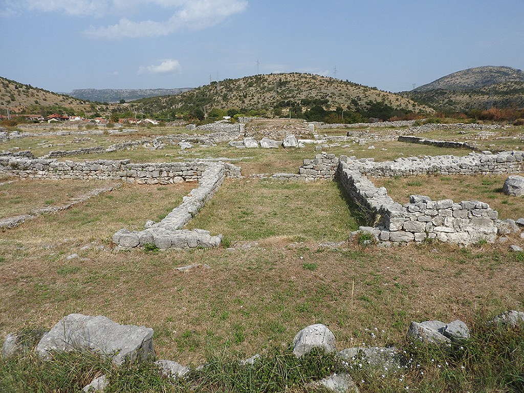 Photograph of the remains of a temple located east of the forum of Doclea, often identified as a Capitolium. Several foundations and architectural elements are still distinguishable.