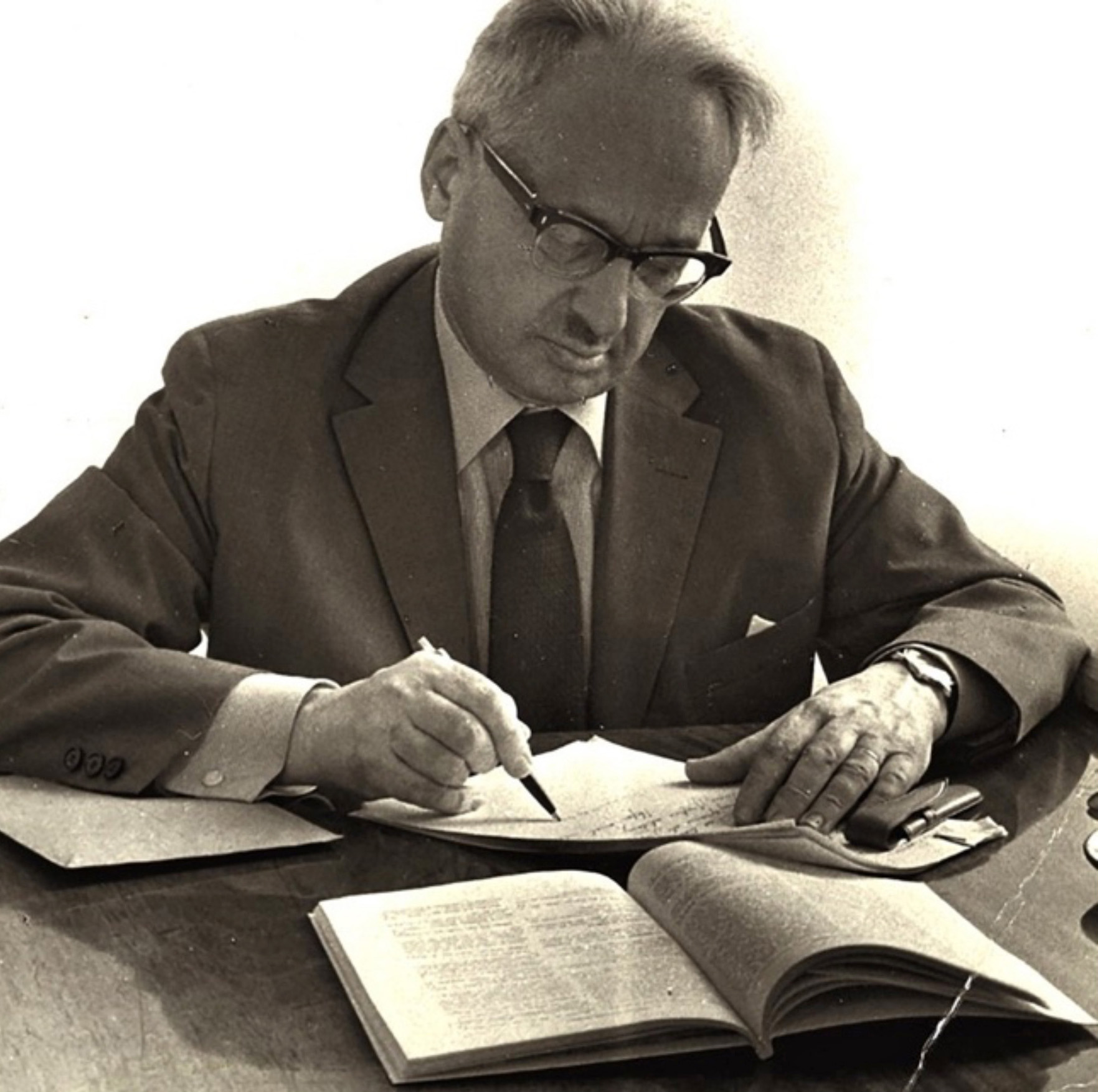 Une image contenant personne, habits, Visage humain, homme Description générée automatiquement