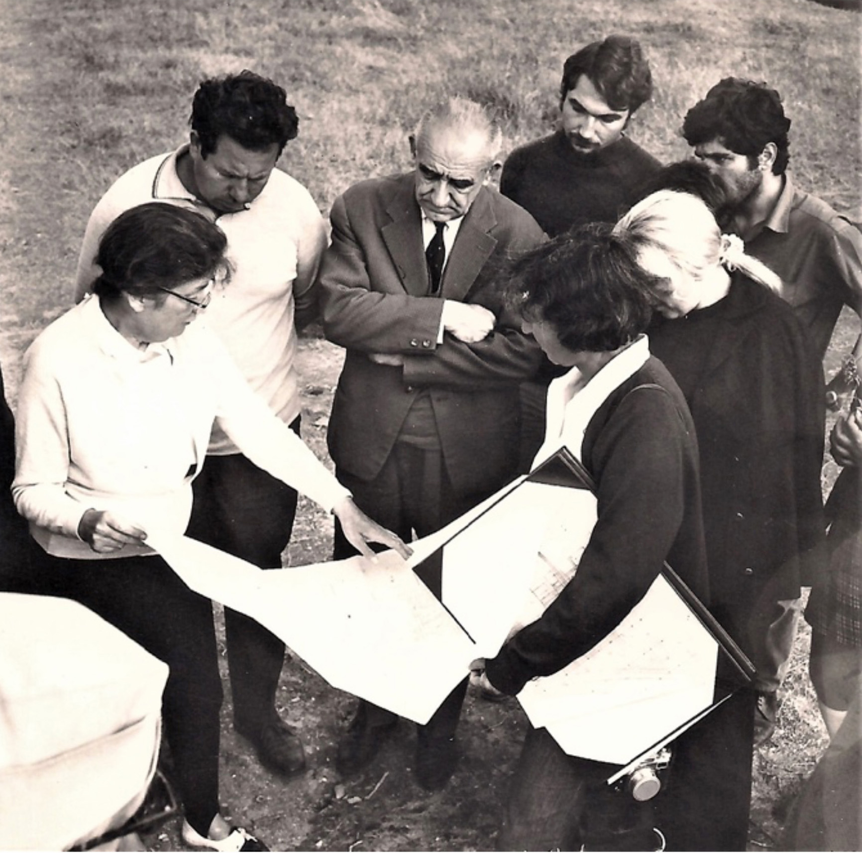 Une image contenant habits, personne, plein air, homme Description générée automatiquement