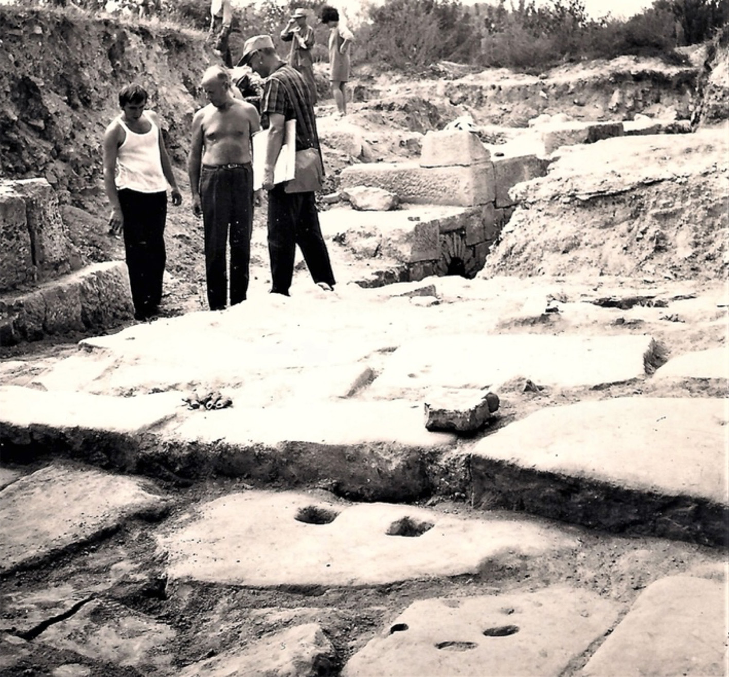 Une image contenant habits, plein air, personne, noir et blanc Description générée automatiquement