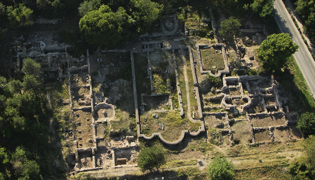 Une image contenant plein air, arbre, Ruines, plante Description générée automatiquement