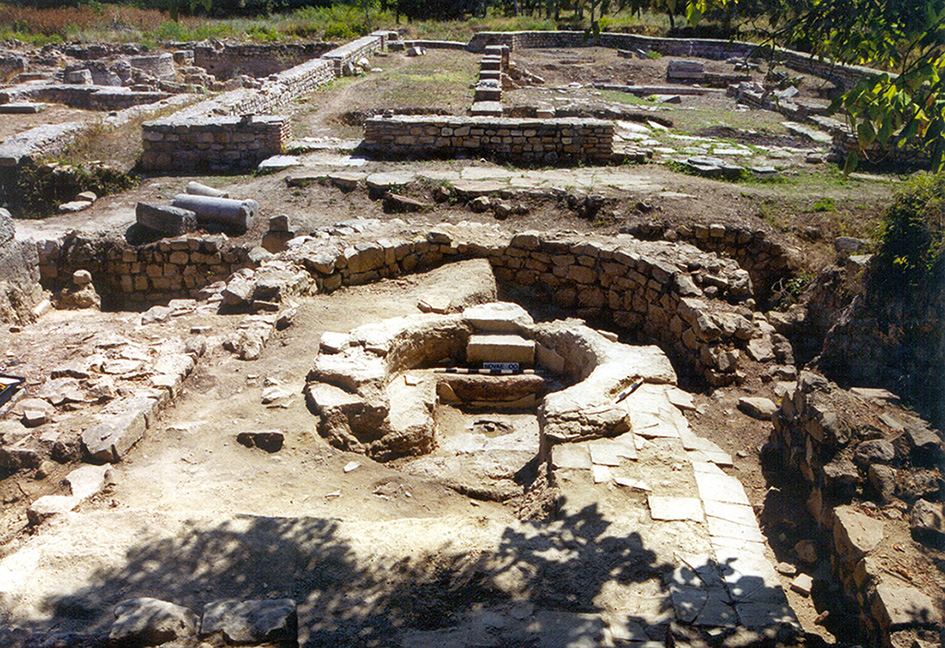 Une image contenant plein air, Ruines, sol, rocher Description générée automatiquement