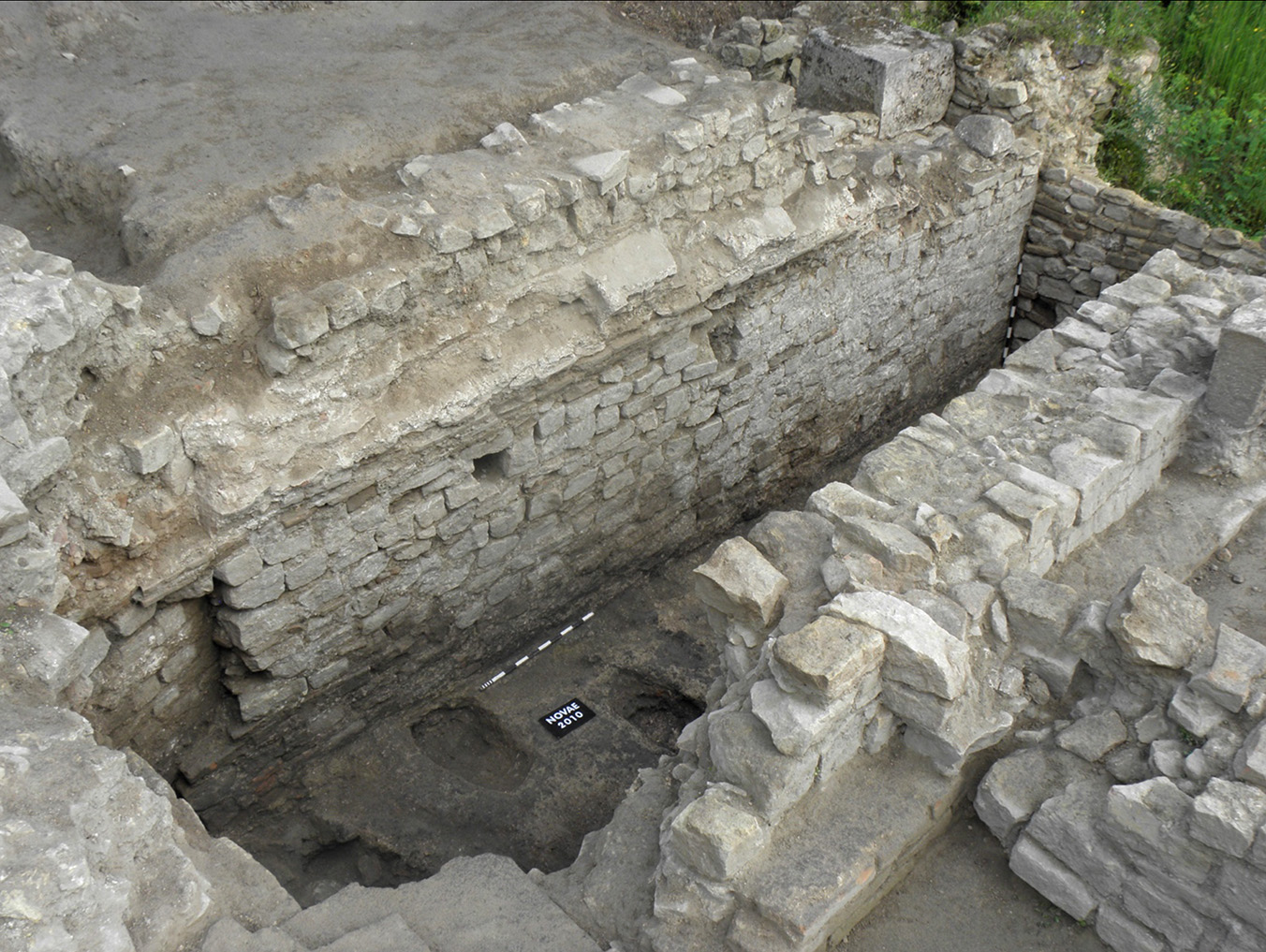 Une image contenant Ruines, plein air, Mur de pierre, calcaire Description générée automatiquement