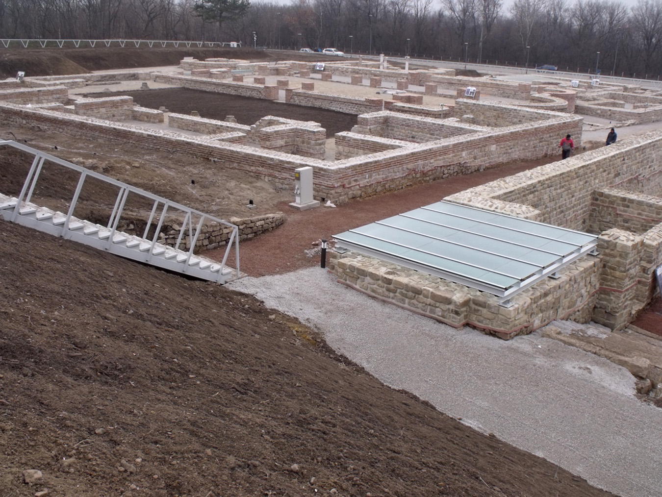 Une image contenant sol, plein air, Fondations, ciel Description générée automatiquement