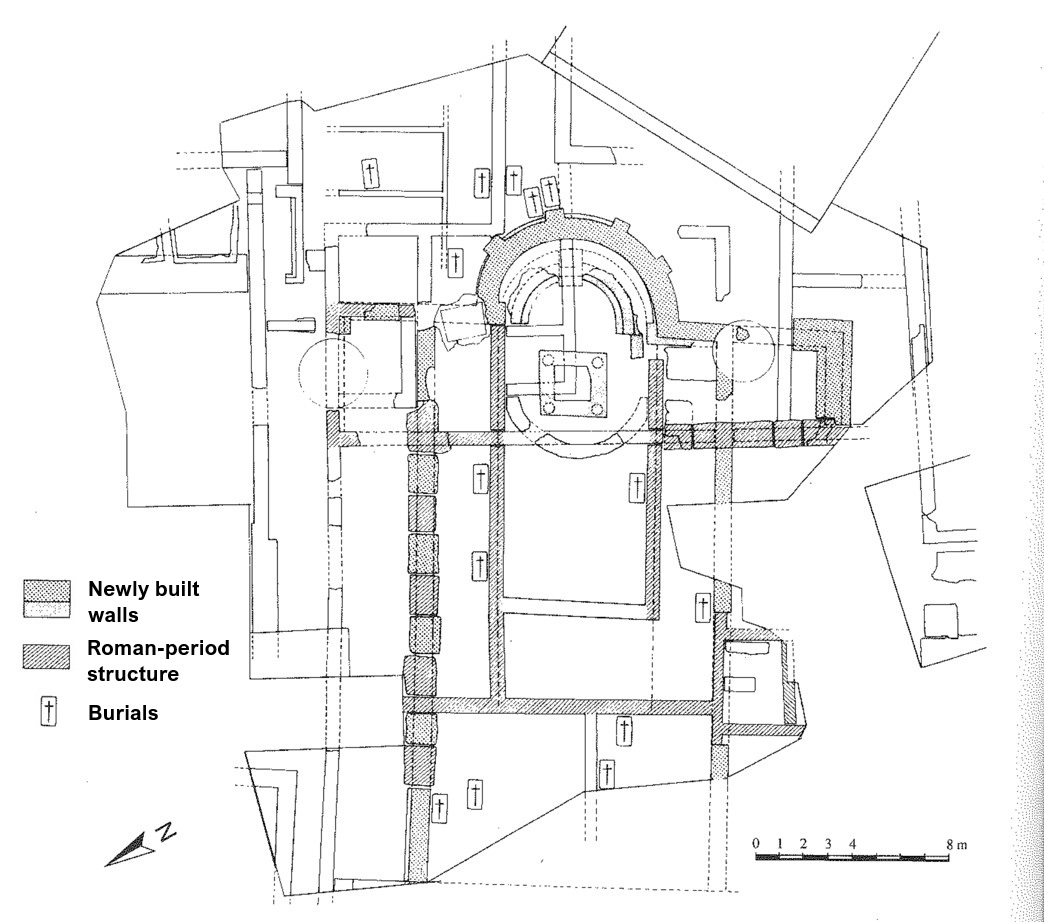 Plan archéologique détaillé d’un édifice religieux construit sur des structures romaines antérieures, indiquant les murs antiques et médiévaux, l’emplacement de sépultures, l’orientation, ainsi qu’une échelle métrique
