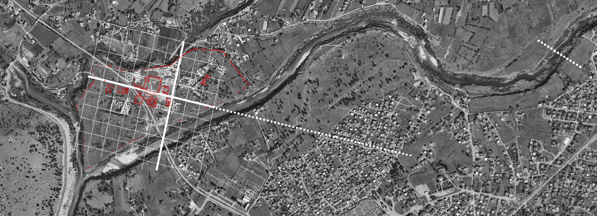 This image shows an aerial view of Doclea, an ancient Roman city, with an overlay of its urban layout. The main roads, particularly the decumanus maximus, are clearly visible, running east to west across the city. The red-marked ancient structures indicate Roman buildings and infrastructures overlapping the main roads.