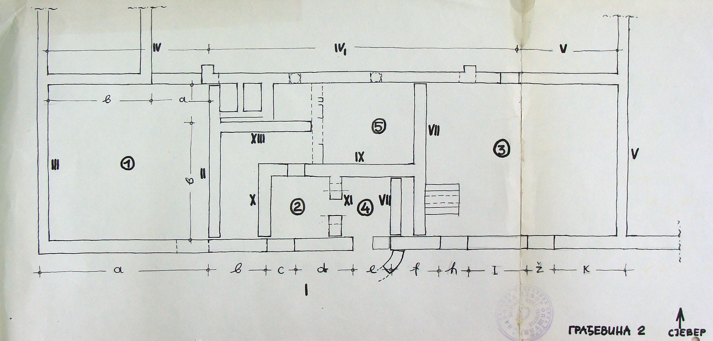 Architectural diagram representing a building located on the decumanus maximus, west of the forum. This plan helps to better understand the layout of spaces and their possible function.
