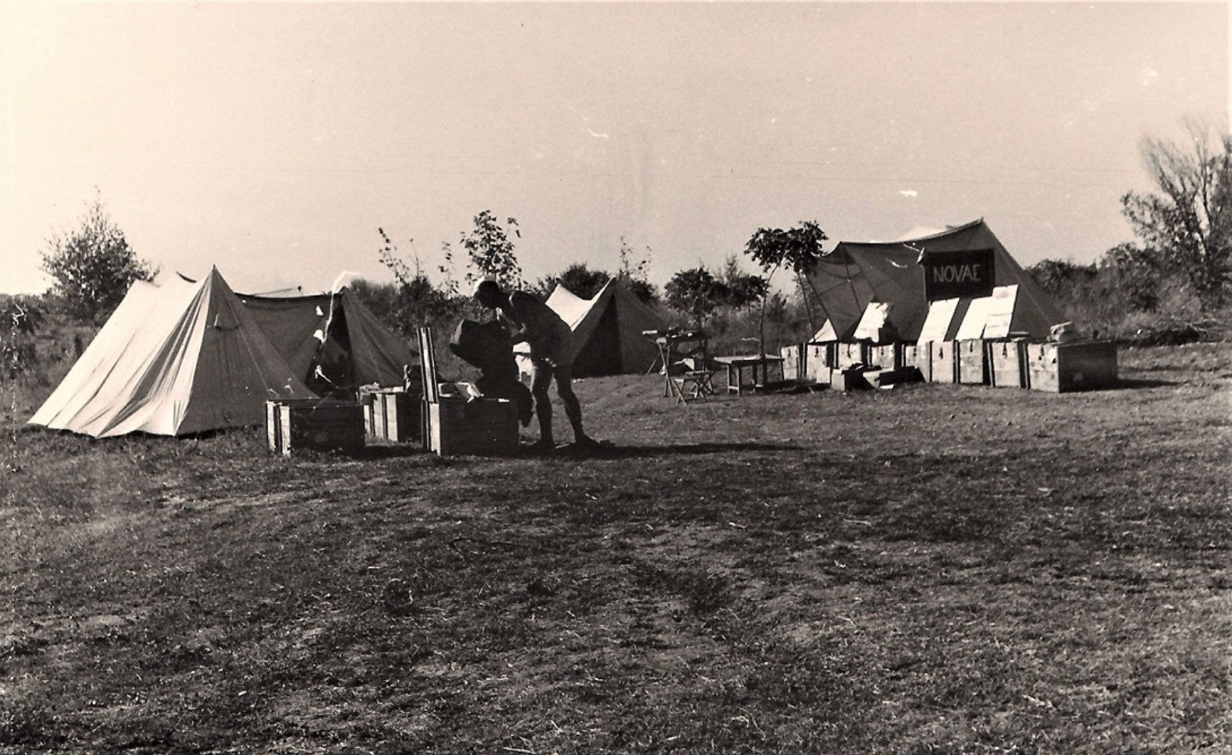 Une image contenant tente, plein air, ciel, herbe Description générée automatiquement